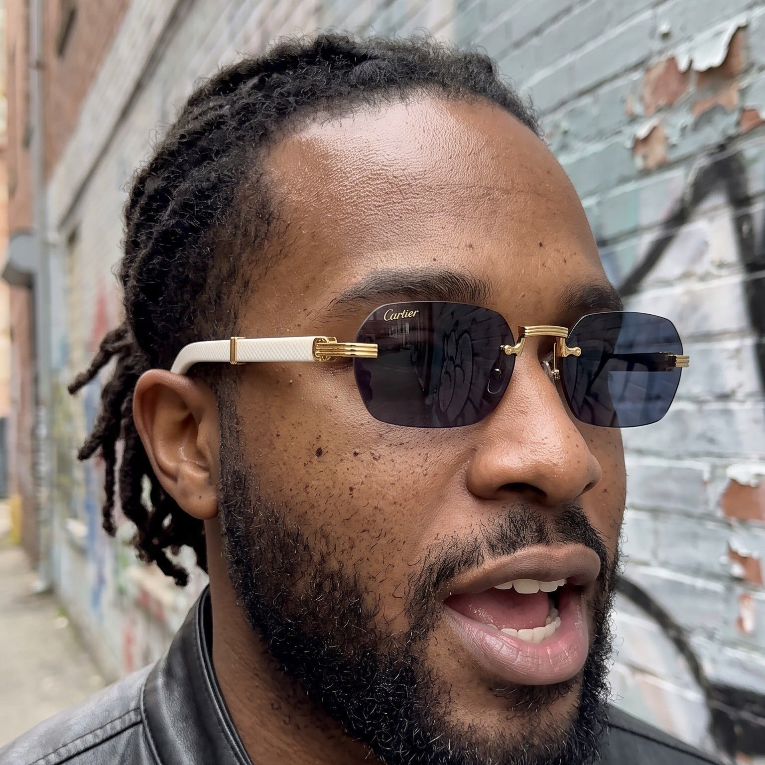 Man wearing the Rimless buffs Sunglasses Detroit style, solid dark blue lenses, Cartier eyewear