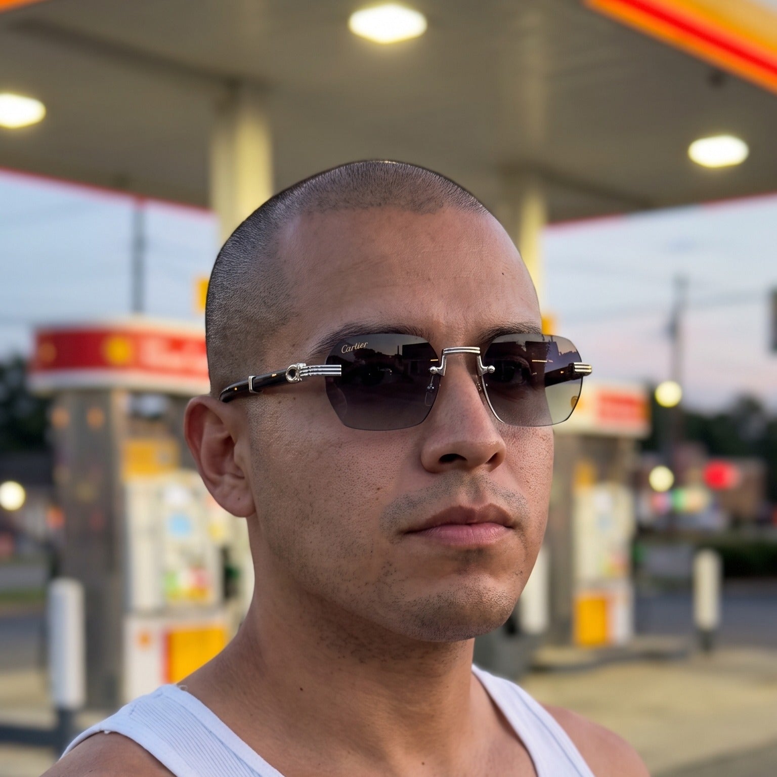 Man wearing the Rimless buffs Sunglasses Detroit style, grey gradient lenses, Cartier eyewear