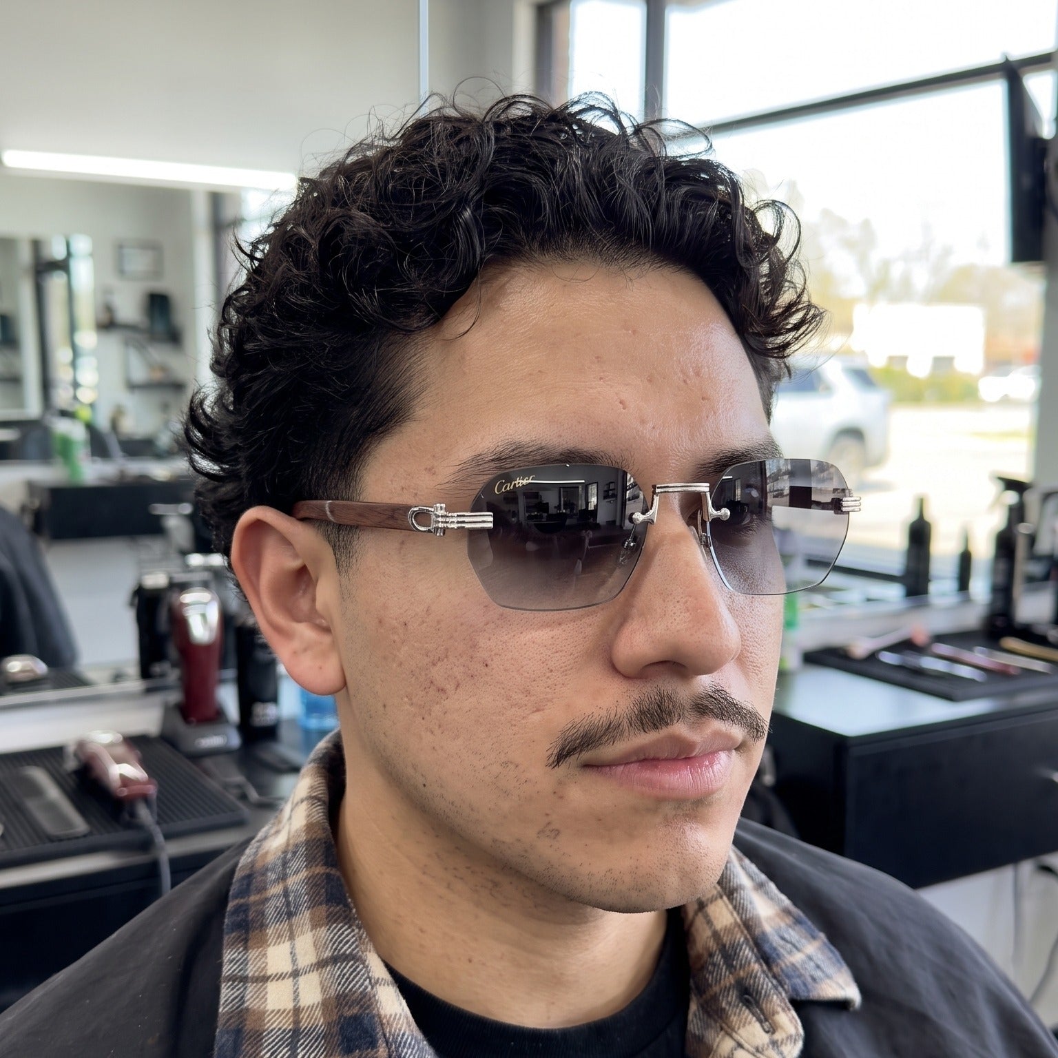 Man wearing the Rimless buffs Sunglasses Detroit style, grey gradient lenses, Cartier eyewear