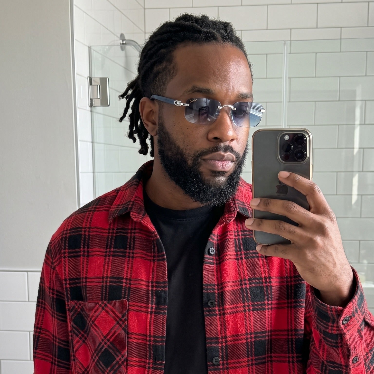 Man wearing the Rimless buffs Sunglasses, blue gradient lenses, Cartier eyewear
